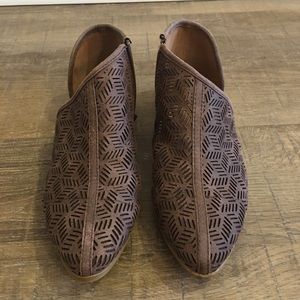Like NEW- brown trendy flat